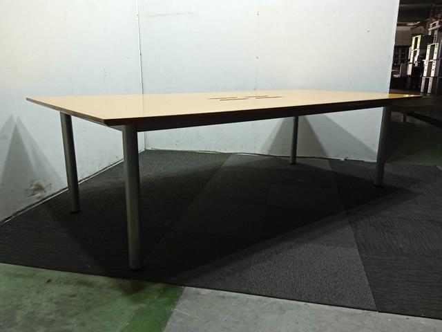 OLIVER Meeting Table