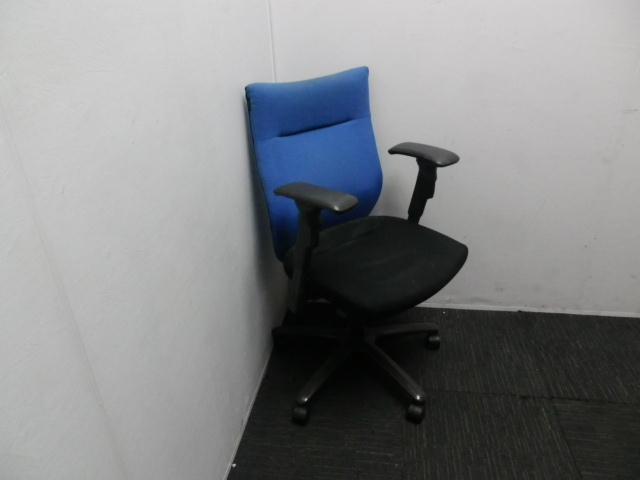 Okamura Office Chair have arms