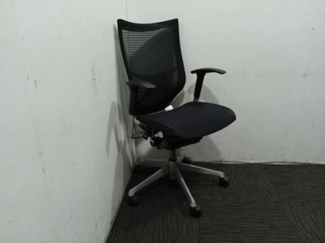 Okamura Office Chair have arms