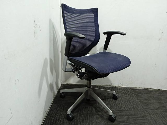 Okamura Office Chair have arms